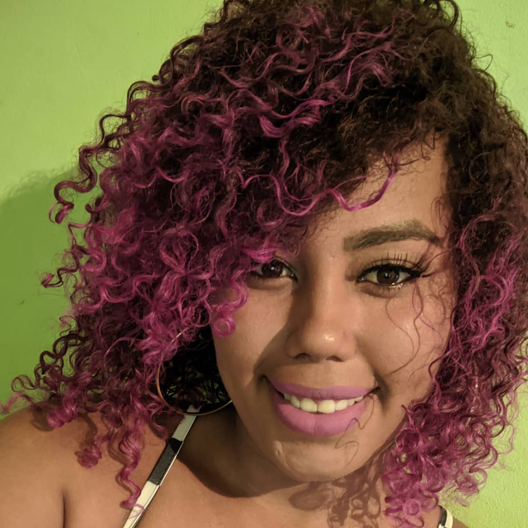 Cabelo cacheado rosa: como pintar e ideias de tonalidades