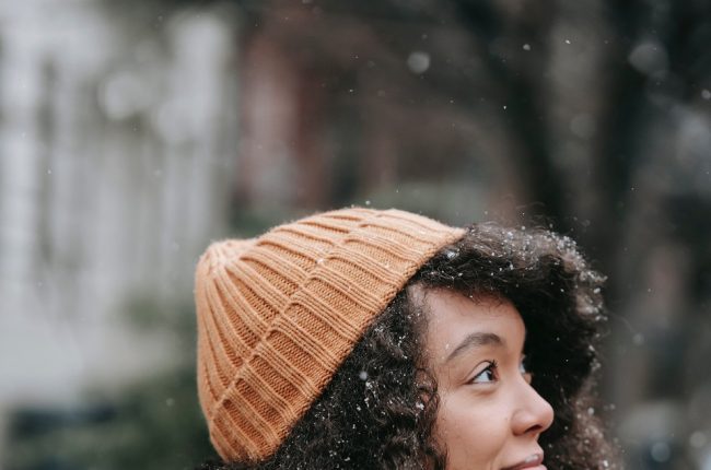 Touca de frio para cabelo cacheado e crespo? Pode sim!