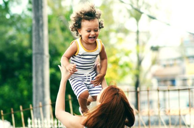 Como cuidar de cabelos cacheados do bebê?