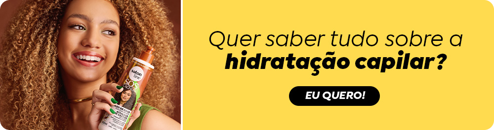 banner com uma mulher de cabelos cacheados sorrindo segurando um produto da Salon Line