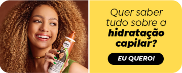 banner com uma mulher de cabelos cacheados sorrindo segurando um produto da Salon Line