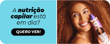  mulher morena sorrindo com cabelos cacheados longos com um produtos da Salon Line na mão