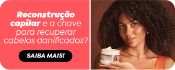  mulher negra de cabelos pretos compridos e cacheados com um produto da Salon Line